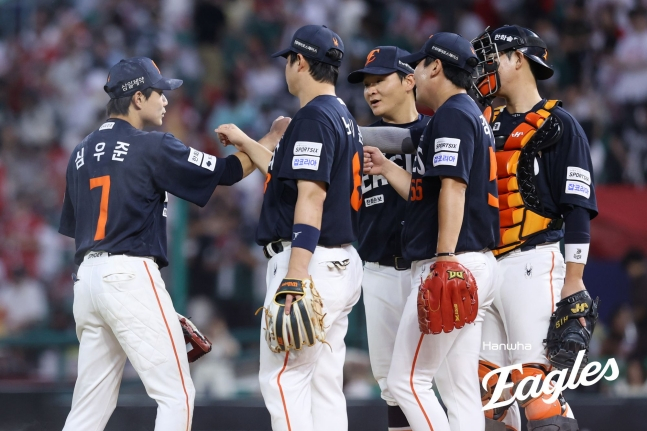 한화 이글스 선수들이 27일 천 SSG랜더스필드에서 열린 SSG 랜더스와 2026 신한 SOL KBO리그 방문경기에서 8-1 대승을 거둔 뒤 함께 하이파이브를 하고 있다. /사진=한화 이글스 제공