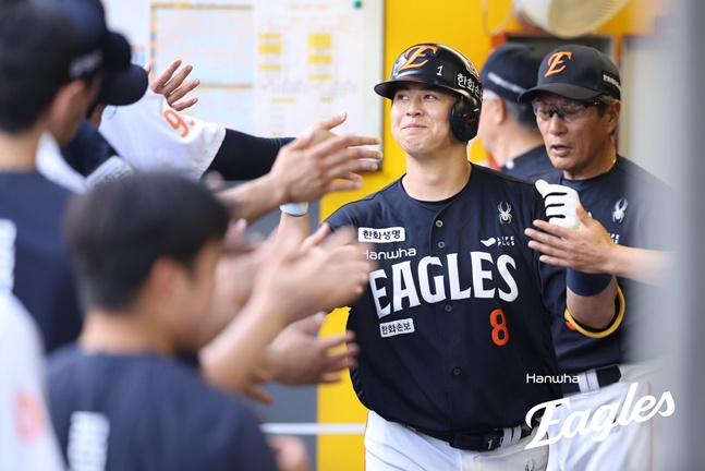 한화 이글스 노시환(가운데)이 27일 천 SSG랜더스필드에서 열린 SSG 랜더스와 2026 신한 SOL KBO리그 방문경기에서 7회초 쐐기 솔로 홈런을 날리고 더그아웃에서 동료들의 축하를 받고 있다. /사진=한화 이글스 제공