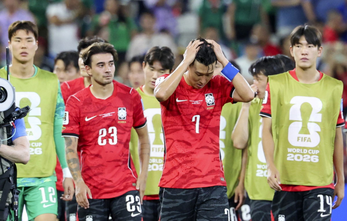 2026 북중미월드컵 A조 3차예선 대한민국 대 남아공 경기가 25일(한국시간) 멕시코 몬테레이 에스타디오 BBVA에서 열렸다.  후반전  선제골을 허용하며 남아공에 0-1로 패해 조3위에 머문  대표팀, 손흥민, 옌스 등 대표팀 선수들이 아쉬운 표정으로 경기를 마무리하고 있다.  2026.06.24. /사진=김진경 kim.jinkyung@
