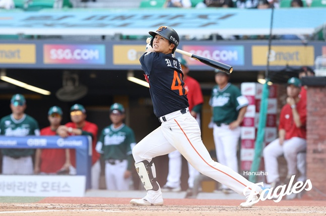 한화 이글스 최인호가 27일 인천 SSG랜더스필드에서 열린 SSG 랜더스와 2026 신한 SOL KBO리그 방문경기에 1번 타자 좌익수로 선발 출전해 1회초 좌중간 2루타를 날리고 타구를 바라보고 있다. /사진=한화 이글스 제공