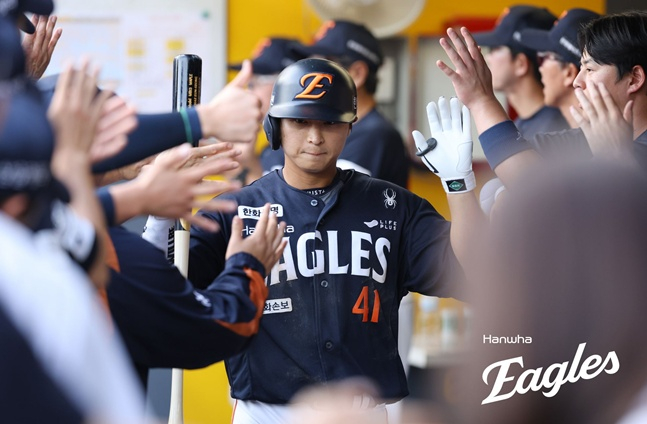 한화 이글스 최인호가 27일 인천 SSG랜더스필드에서 열린 SSG 랜더스와 2026 신한 SOL KBO리그 방문경기에 1번 타자 좌익수로 선발 출전해 1회초 선제 득점한 뒤 더그아웃에서 동료들의 환영을 받고 있다. /사진=한화 이글스 제공