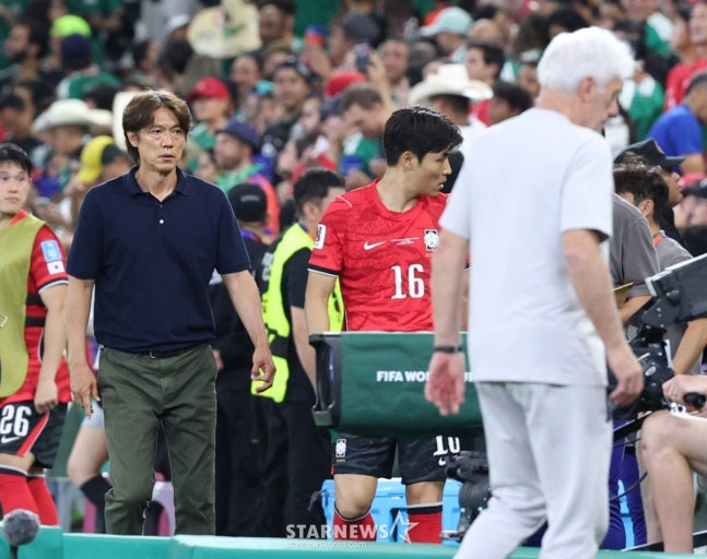 2026 북중미월드컵 A조 3차예선 대한민국 대 남아공 경기가 25일(한국시간) 멕시코 몬테레이 에스타디오 BBVA에서 열렸다. 홍명보 감독 남아공 타펠로 마세코가 첫 골을 터뜨리자 허탈한 표정으로 위고 브로스 감독을 바라보고 있다. /사진=김진경 대기자.