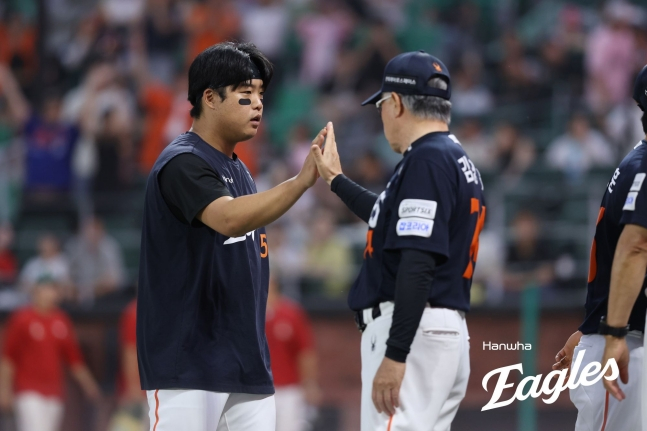 한화 이글스 강백호(왼쪽)가 27일 인천 SSG랜더스필드에서 열린 SSG 랜더스와 2026 신한 SOL KBO리그 방문경기에서 4번 지명타자로 선발 출전해 팀 승리를 이끈 뒤 김경문 감독과 하이파이브를 하고 있다. /사진=한화 이글스 제공