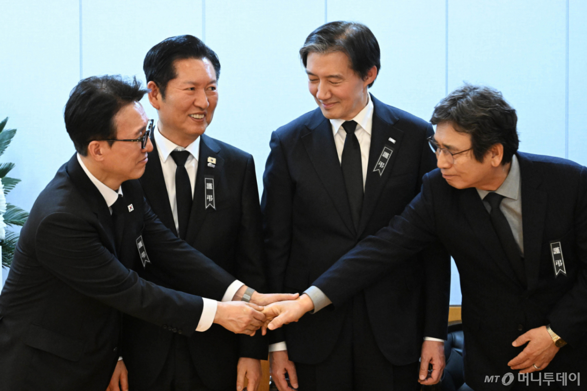 (서울=뉴스1) 사진공동취재단 = 김민석 국무총리가 7일 서울 종로구 서울대학교병원 장례식장에 마련된 이해찬 민주평화통일자문회의 수석부의장의 빈소에서 정청래 더불어민주당 대표, 조국 조국혁신당 대표, 유시민 작가와 대화하고 있다.  2026.1.27/뉴스1  Copyright © 뉴스1. All rights reserved. 무단 전재 및 재배포,  AI학습 이용 금지. /사진=(서울=뉴스1) 사진공동취재단