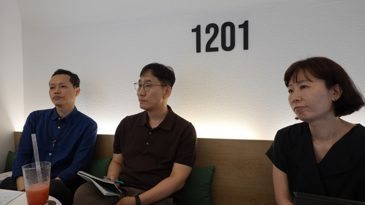 (왼쪽부터) 박진영 대구시사회적경제지원센터 본부장, 정민철 위드의료복지사회적협동조합 이사장, 김지영 대구사회가치금융 상임이사. /사진제공=행정안전부