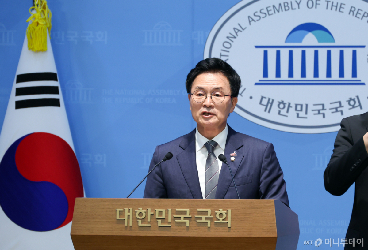[서울=뉴시스] 최진석 기자 = 정진욱 더불어민주당 의원이 9일 여의도 국회 소통관에서 선관위 개혁 관련 기자회견을 하고 있다. 2026.06.09. myjs@newsis.com /사진=최진석