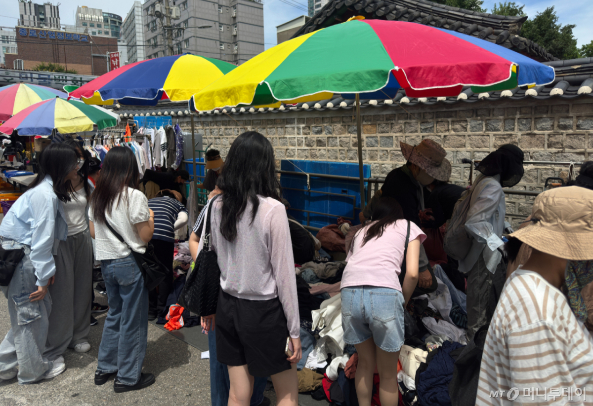28일 오전 서울 종로구 동묘 구제시장에서 다양한 연령대 사람들이 모여 구제의류를 고르고 있다./사진=최문혁 기자.