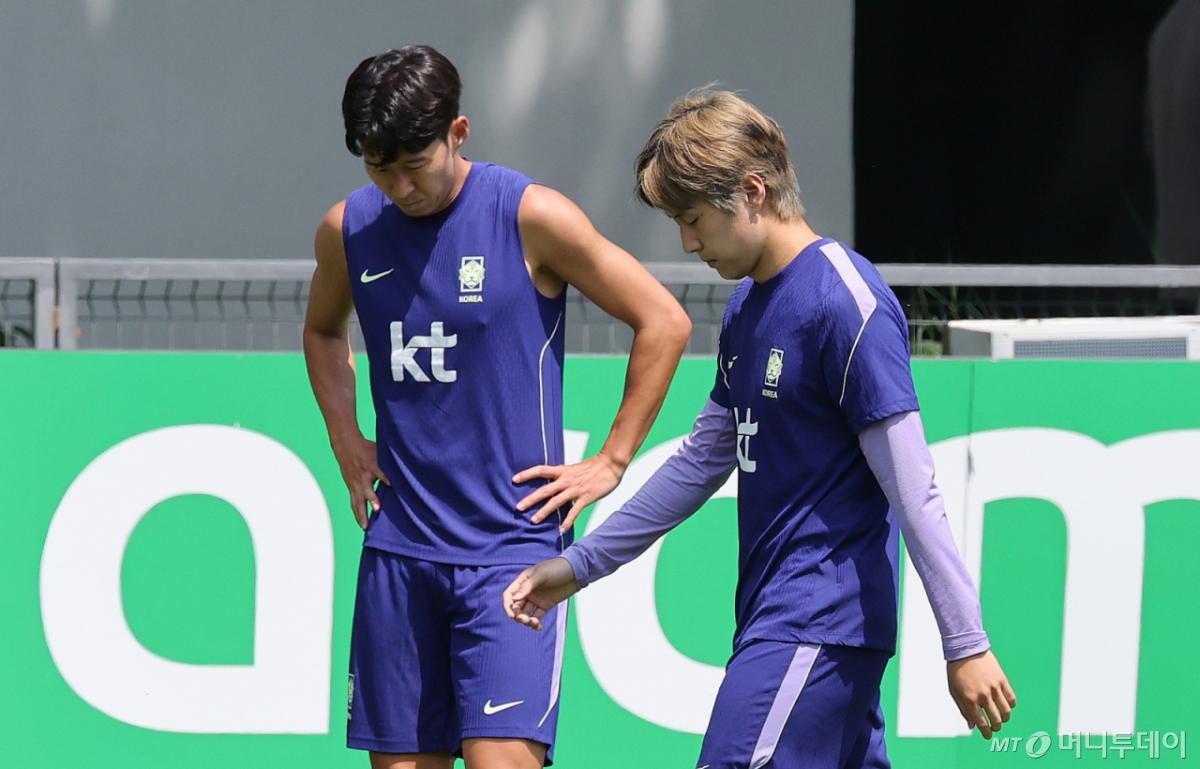 대한민국 축구국가대표팀 손흥민과 이강인이 27일(현지시간) 멕시코 과달라하라 인근 대한민국 축구대표팀의 베이스캠프 훈련장인 치바스 바예 베르데에서 훈련을 하고 있다. 이날 미국 애틀랜타 스타디움에서 열린 2026 FIFA 월드컵 K조 콩고 민주공화국과 우즈베키스탄의 경기에서 콩고 민주공화국이 우즈베키스탄을 3대 1로 이겼다. 한국 축구대표팀의 2026 국제축구연맹(FIFA) 북중미 월드컵 32강 진출이 끝내 무산됐다. 48개국이 출전한 이번 대회는 각 조 1·2위 24개 팀과 조 3위 12개 팀 가운데 상위 8개 팀이 32강 토너먼트에 진출한다. 한국은 조 3위 팀 간 순위 경쟁에서 8위 밖으로 밀리며 탈락이 확정됐다. /사진=뉴스1