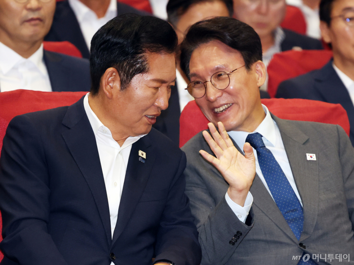 (서울=뉴스1) 황기선 기자 = 김민석 국무총리와 정청래 더불어민주당 대표가 21일 오후 서울 여의도 국회 의원회관에서 열린 '2026 6·3지방선거 단체장 당선자 워크숍'에서 대화를 나누고 있다.  2026.6.21/뉴스1  Copyright © 뉴스1. All rights reserved. 무단 전재 및 재배포,  AI학습 이용 금지. /사진=(서울=뉴스1) 황기선 기자
