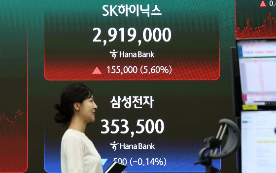  SK하이닉스가 삼성전자를 제치고 코스피 시가총액 1위로 장을 마친 지난 22일 오후 서울 중구 하나은행 딜링룸에 SK하이닉스 및 삼성전자 시세가 표시되어 있다. /사진=뉴스1