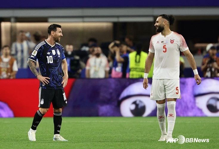 리오넬 메시(왼쪽) 야잔 알 아랍이 경기 중 이야기를 나누고 있다. /AFPBBNews=뉴스1