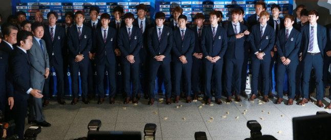 2014년 브라질 월드컵을 1무 2패로 마치고 귀국한 대표팀을 향해 일부 축구 팬이 호박엿을 투척했던 장면. /사진=뉴스1