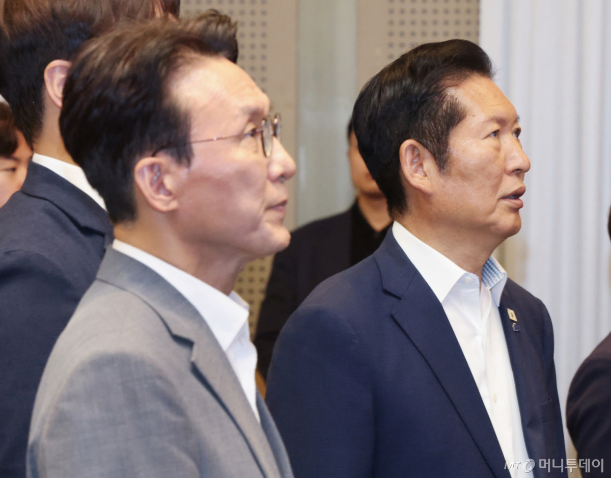 (경기 광주=뉴스1) 오대일 기자 = 김민석 국무총리와 정청래 더불어민주당 전 대표가 28일 오후 경기 광주 곤지암리조트에서 열린 민주당 청년 당선인 워크숍에서 애국가를 부르고 있다. (공동취재) 2026.6.28/뉴스1  Copyright © 뉴스1. All rights reserved. 무단 전재 및 재배포,  AI학습 이용 금지. /사진=(경기 광주=뉴스1) 오대일 기자