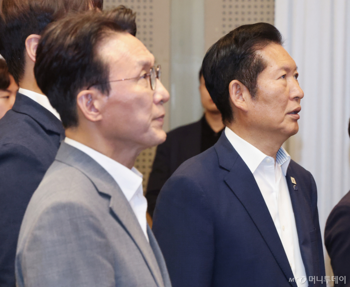 [경기광주=뉴시스] 정병혁 기자 = 28일 오후 경기 광주시 곤지암리조트에서 열린 더불어민주당 6.3 지방선거 청년 당선자 워크숍에서 김민석 국무총리와 정청래 전 대표가 국민의례를 하고 있다. (공동취재) 2026.06.28. photo@newsis.com /사진=