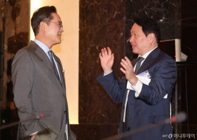 [하노이=뉴시스] 고범준 기자 = 이재용 삼성전자 회장과 대한상의 회장인 최태원 SK그룹 회장이 23일(현지 시간) 베트남 하노이 한 호텔에서 한-베트남 비즈니스 포럼에 앞서 열린 사전 간담회에서 대화하고 있다. 2026.04.23.