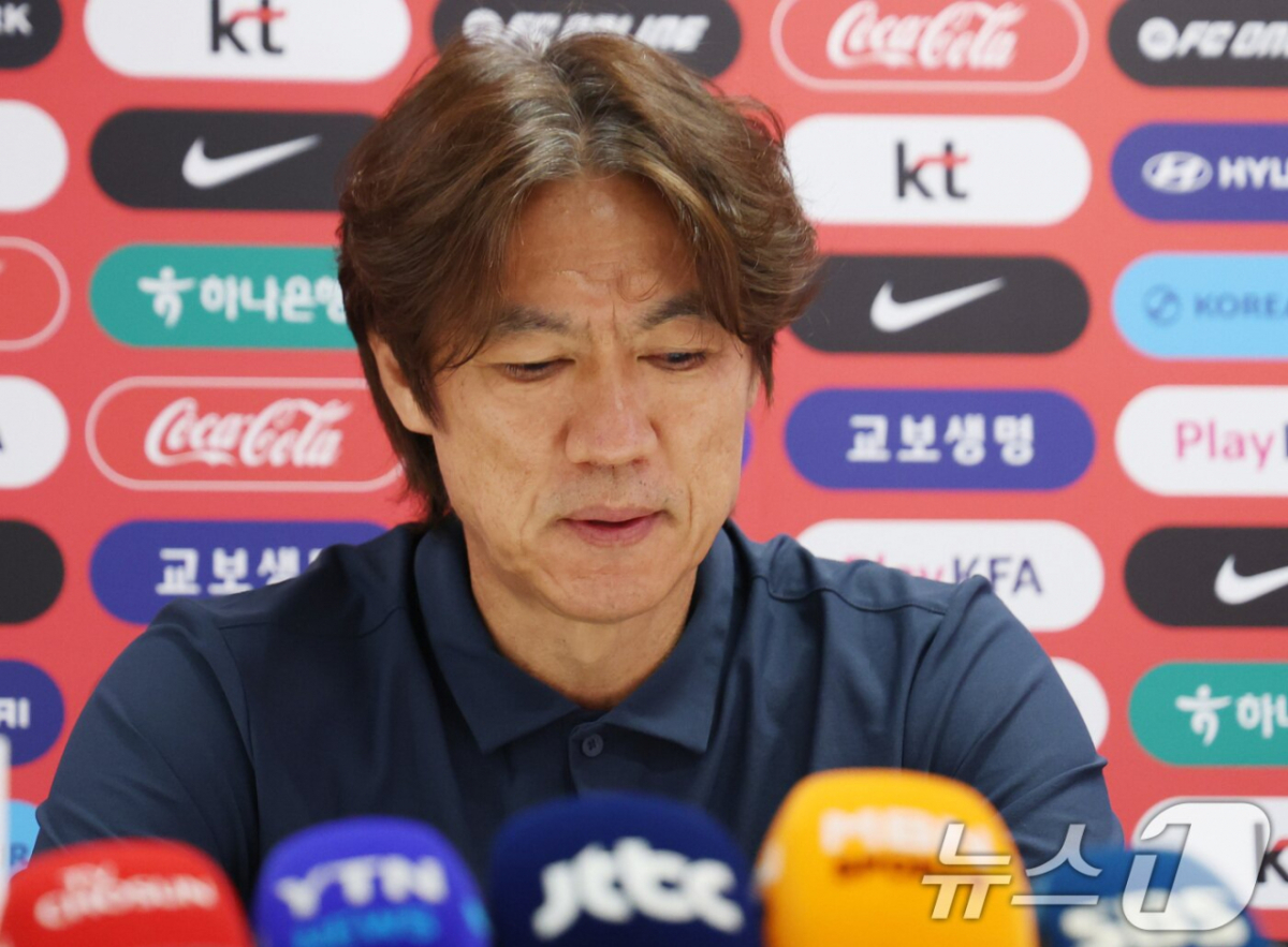 홍명보 감독이 28일 오전 9시 30분(현지시간) 대한민국 대표팀의 베이스캠프인 멕시코 사포판 과달라하라의 치바스 베르데 바예에서 입장문을 바라보고 있다. /사진=뉴스1