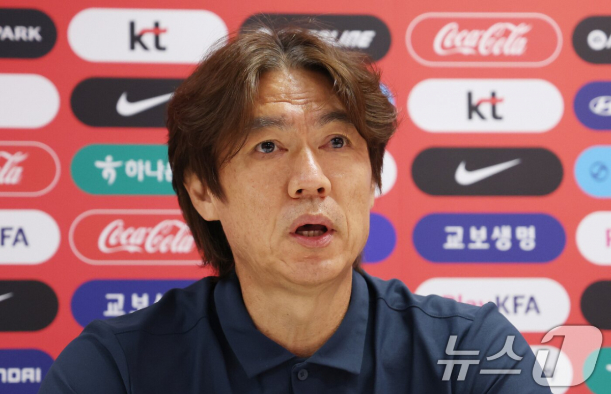 홍명보 감독이 28일 오전 9시 30분(현지시간) 대한민국 대표팀의 베이스캠프인 멕시코 사포판 과달라하라의 치바스 베르데 바예에서 입장문을 읽고 있다. /사진=뉴스1