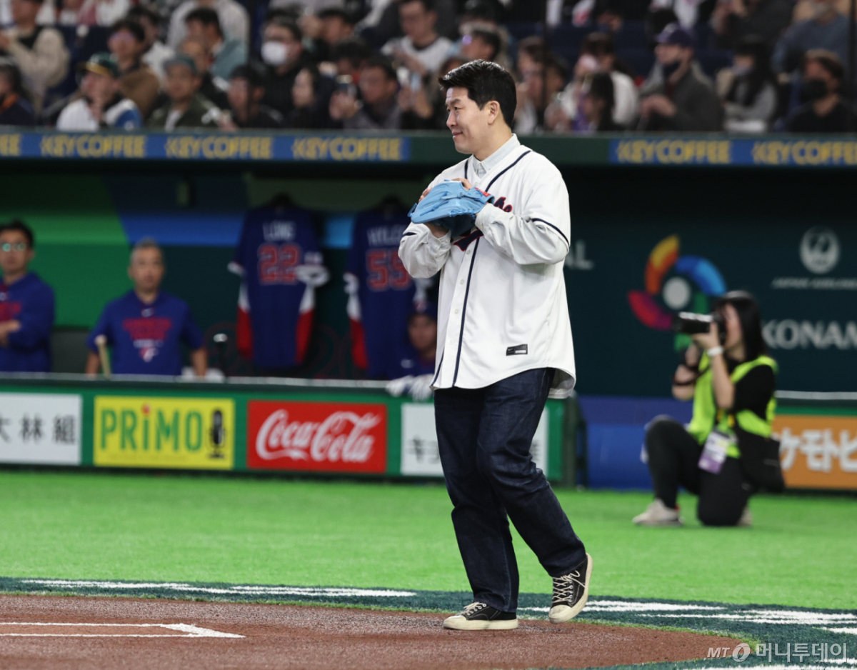 지난 3월 8일 일본 도쿄돔에서 열린 2026 월드베이스볼클래식 조별리그 C조 대한민국과 일본의 경기에 앞서 시포를 맡은 김병현이 그라운드에 들어서고 있다./사진=뉴스1