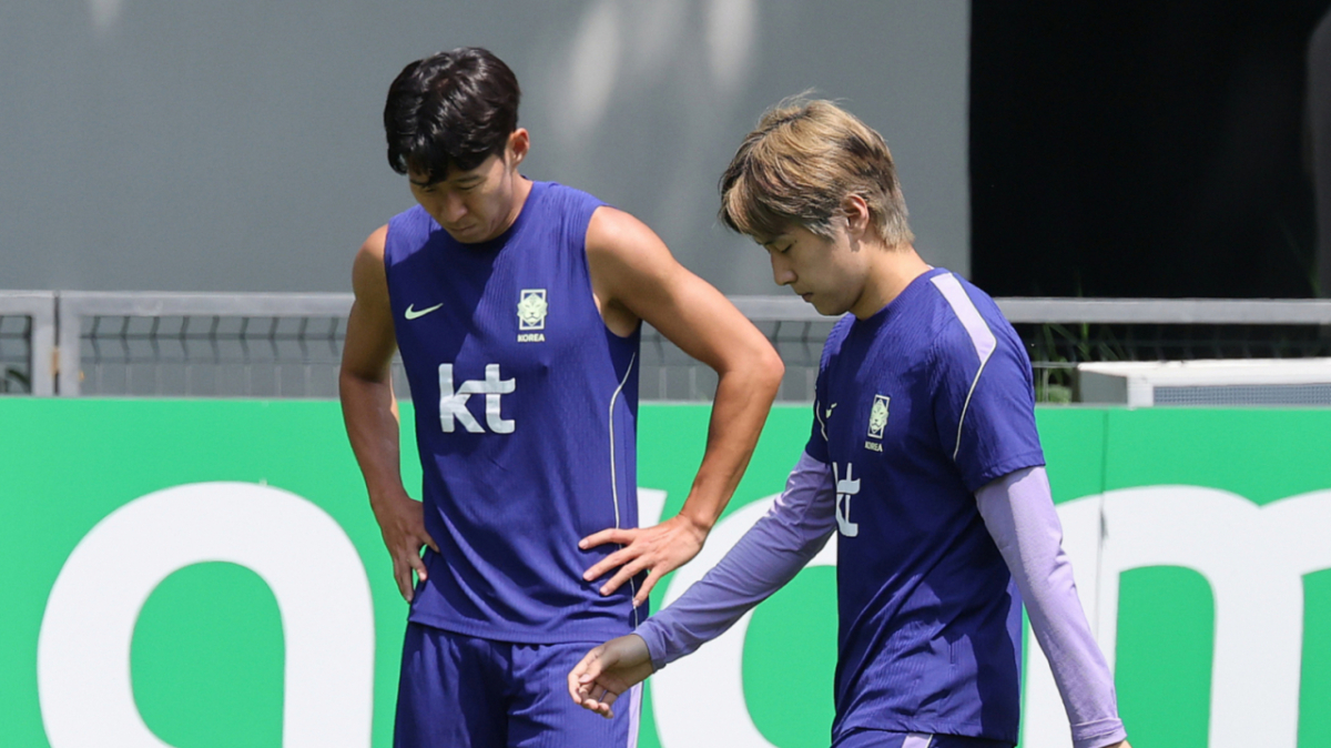 대한민국 축구 국가대표팀 손흥민과 이강인이 지난 27일(현지시간) 멕시코 과달라하라 인근 대표팀 베이스캠프에서 훈련 도중 고개를 떨구며 32강 진출을 확정하지 못한 것에 아쉬워하는 모습. /사진=뉴스1 