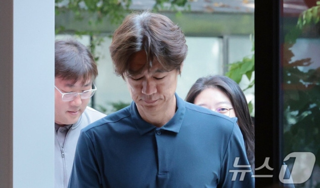 홍명보 감독이 28일 오전 9시 30분(현지시간) 대한민국 대표팀의 베이스캠프인 멕시코 사포판 과달라하라의 치바스 베르데 바예에서 열린 기자회견에 들어서고 있다. /사진=뉴스1