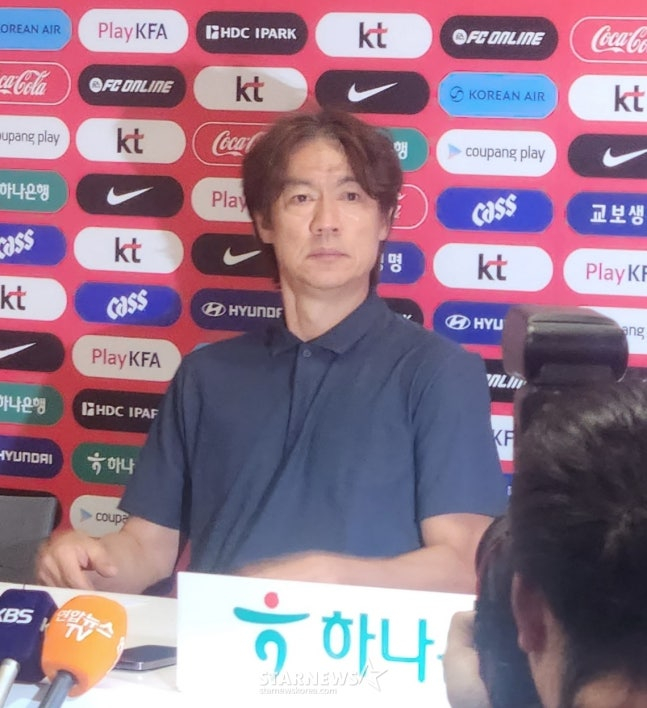 29일 멕시코 사포판의 치바스 베르데 바예에서 대한민국 축구 국가대표팀 감독 사퇴 의사를 밝히는 홍명보 축구 국가대표팀 감독. /사진=박건도 기자