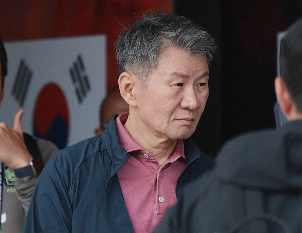정몽규 대한축구협회장이 28일(현지시간) 멕시코 할리스코 과달라하라에 위치한 대표팀 숙소를 나서고 있다. / 사진 = 뉴스1 