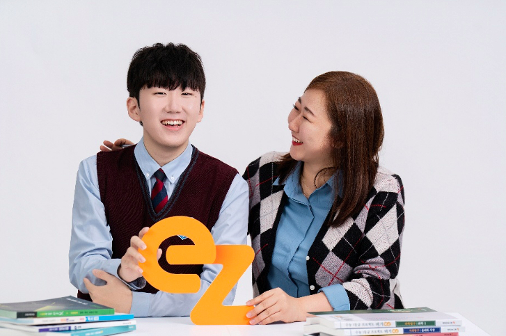 이지수능교육 2026 장학생인 서울대·카이스트 동시합격 전상훈, 이지수능교육 입시총괄 성보현 부장/사진제공=이지수능교육