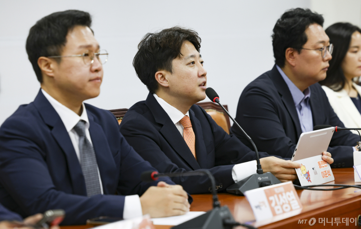 [서울=뉴시스] 김근수 기자 = 이준석(왼쪽 두번째) 개혁신당 대표가 29일 오전 서울 여의도 국회에서 진행된 최고위원회의에서 발언을 하고 있다. 2026.06.29. ks@newsis.com /사진=김근수