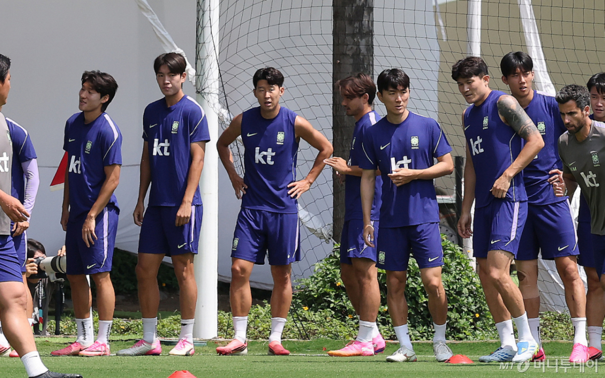  대한민국 축구국가대표팀 손흥민을 비록한 선수들이 27일(현지시간) 멕시코 과달라하라 인근 대한민국 축구대표팀의 베이스캠프 훈련장인 치바스 바예 베르데에서 훈련을 하고 있다.   이날 미국 애틀랜타 스타디움에서 열린 2026 FIFA 월드컵 K조 콩고 민주공화국과 우즈베키스탄의 경기에서 콩고 민주공화국이 우즈베키스탄을 3대 1로 이기면서 한국은 조 3위 팀 간 순위 경쟁에서 8위 밖으로 밀리며 32강 탈락이 확정됐다. /사진=과달라하라(멕시코)=뉴스1