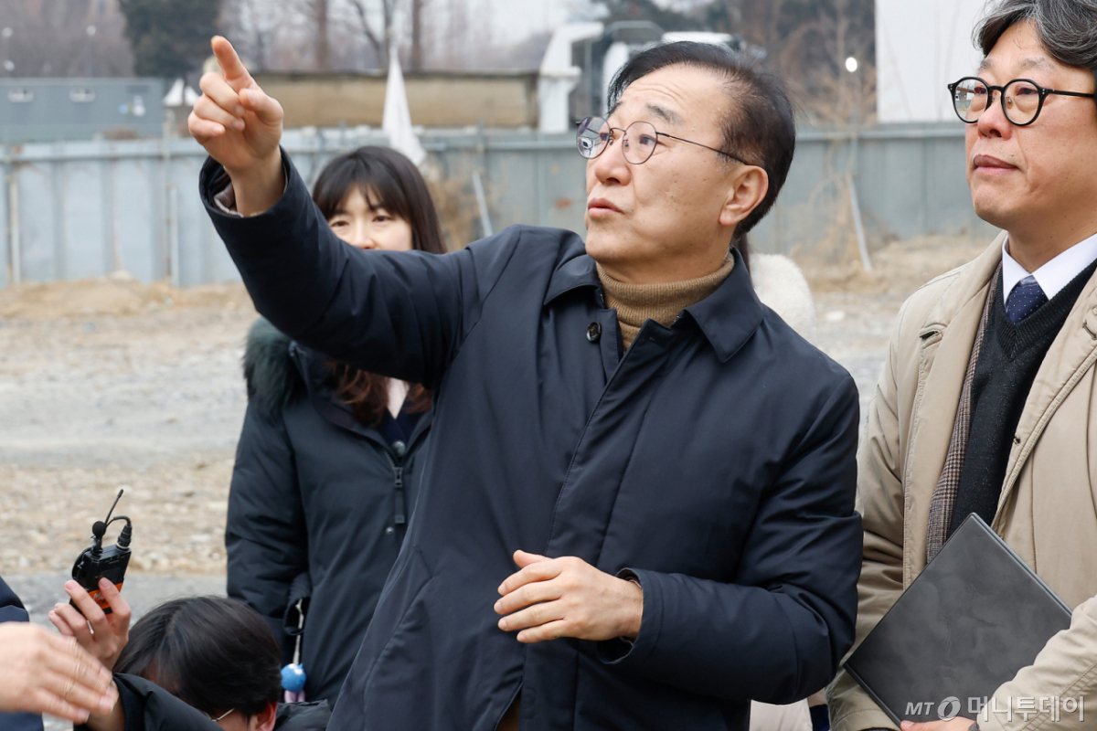 [서울=뉴시스] 이영환 기자 = 김윤덕 국토교통부 장관이 4일 1.29대책 관련 주택 사업지인 서울 강남구 서울의료원 남측 부지를 살펴보고 있다.    (공동취재) 2026.02.04. 20hwan@newsis.com /사진=