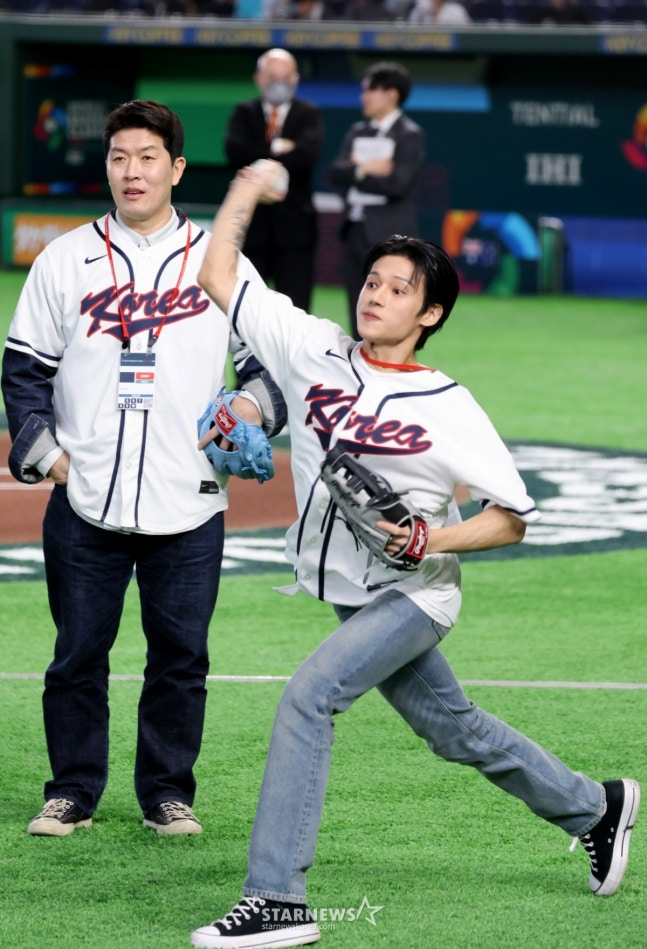 김병현(왼쪽)이 3월 9일 일본 도쿄돔에서 열린 2026 WBC 한국-호주전을 앞두고 에이티즈 우영에게 시구 지도를 하고 있다.  /사진=강영조 선임기자