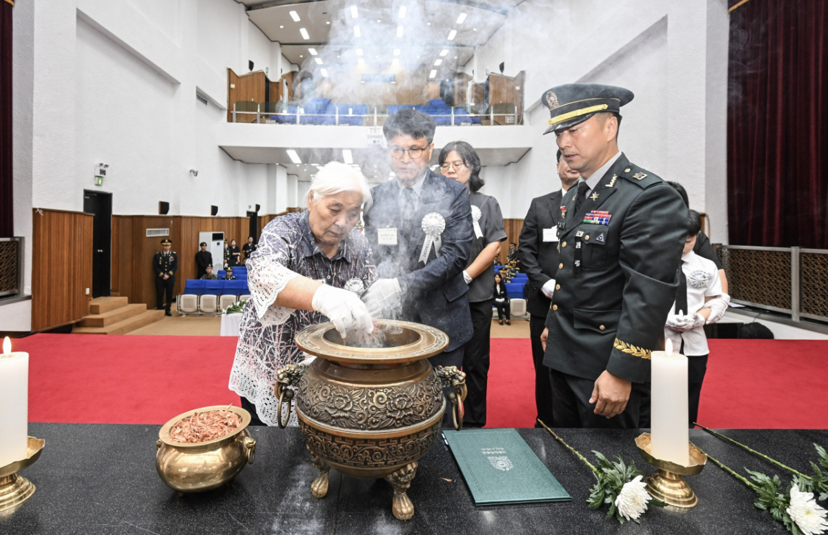 29일 국립대전현충원에서 거행된 '6ㆍ25 전사자 발굴유해 합동안장식'에서 고 최백인 일병의 유가족들이 호국영령의 영면을 기원하며 분향하고 있다./사진제공=육군.