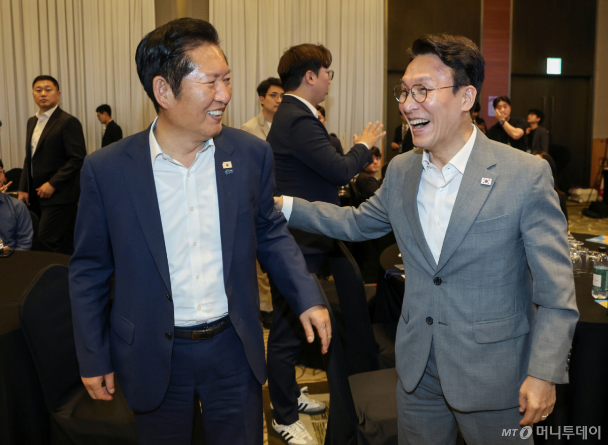 (경기 광주=뉴스1) 오대일 기자 = 김민석 국무총리와 정청래 더불어민주당 전 대표가 28일 오후 경기 광주 곤지암리조트에서 열린 민주당 청년 당선인 워크숍에서 대화를 나누고 있다. (공동취재) 2026.6.28/뉴스1  Copyright © 뉴스1. All rights reserved. 무단 전재 및 재배포,  AI학습 이용 금지. /사진=(경기 광주=뉴스1) 오대일 기자