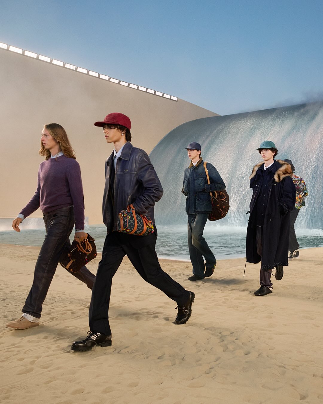 루이뷔통모에헤네시(LVMH)가 폭염에 시달리는 파리 한복판에 거대 인공폭포를 설치해 패션쇼를 열었다가 비판에 직면했다. /사진=인스타그램 갈무리