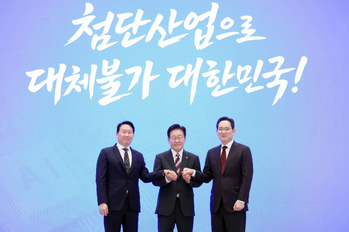 [서울=뉴시스] 조성봉 기자 = 이재명 대통령과 이재용(오른쪽) 삼성전자 회장, 최태원 SK 회장이 29일 청와대 영빈관에서 열린 ‘대한민국 대도약 3대 메가프로젝트 국민보고회'에서 기념촬영을 하고 있다. 2026.06.29.  /사진=조성봉