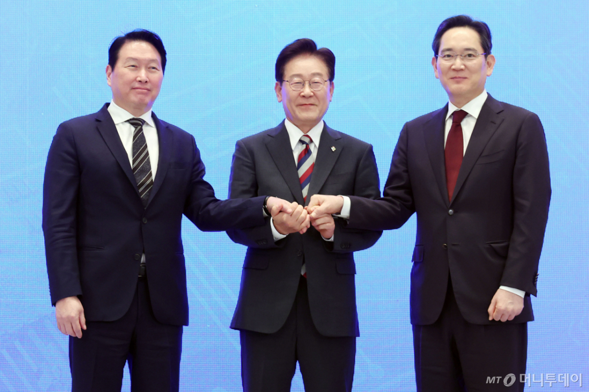 (서울=뉴스1) 허경 기자 = 이재명 대통령과 이재용 삼성전자 회장, 최태원 SK그룹 회장이 29일 청와대 영빈관에서 열린 대한민국 대도약 3대 메가프로젝트 국민보고회에서 손을 맞잡고 있다. 2026.6.29/뉴스1  Copyright © 뉴스1. All rights reserved. 무단 전재 및 재배포,  AI학습 이용 금지. /사진=(서울=뉴스1) 허경 기자
