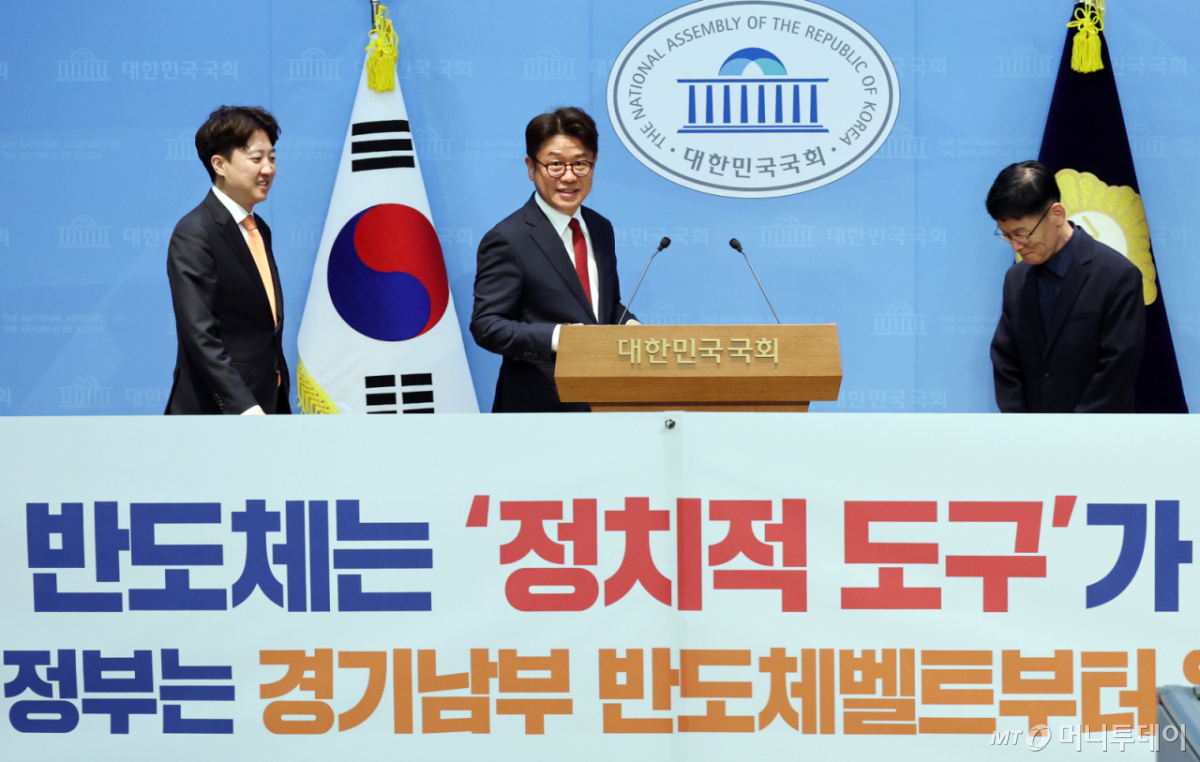 [서울=뉴시스] 최진석 기자 = 유의동(가운데) 국민의힘 의원과 이준석(왼쪽) 개혁신당 대표가 29일 여의도 국회 소통관에서 호남 반도체 클러스터 관련 기자회견을 위해 입장하고 있다. 2026.06.29. myjs@newsis.com /사진=최진석