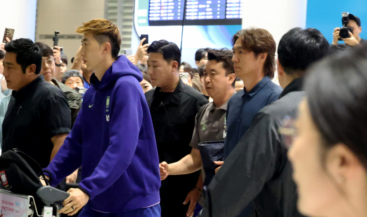 2026 FIFA 북중미월드컵 조별예선에서 탈락하며 불명예 퇴진한  축구대표팀 홍명보 전 감독이 조현우, 이강인, 김민재 등 선수들과 함께 30일 오전 인천공항 제2청사를 통해 귀국하고 있다.    홍감독은 미디어접촉없이 아무런 얘기도 남기지않고 청사를 빠져나가고 있다.  2026.06.30.   박항서 지원단장이 카트를 밀며 앞장서고 있다.                                                                                  마지막으로 이강인이 청사를 나서고 있다. /사진=강영조 cameratalks@