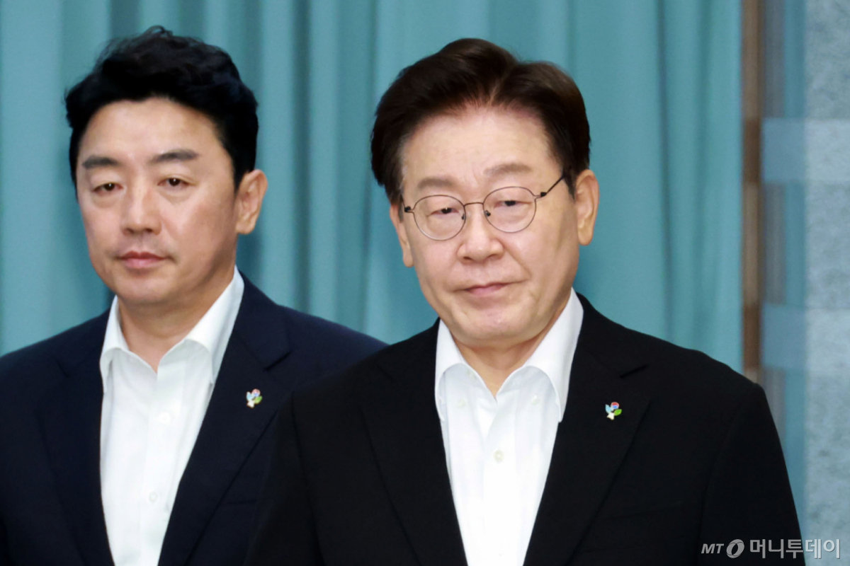 [서울=뉴시스] 최동준 기자 = 이재명 대통령이 25일 청와대에서 열린 수석보좌관회의에서 강훈식 비서실장과 함께 입장하고 있다. (청와대통신사진기자단) 2026.06.25. photocdj@newsis.com /사진=