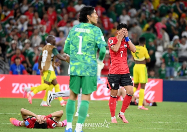 2026 북중미월드컵 A조 3차예선 대한민국 대 남아공 경기가 25일(한국시간) 멕시코 몬테레이 에스타디오 BBVA에서 열렸다.  후반전 선제골을 허용하며 남아공에 0-1로 패해 조3위에 머문 대표팀, 후반전 투입됐지만 승부를 뒤집지 못한 손흥민이 아쉬움을 터트리고 있다. /사진=김진경 대기자.