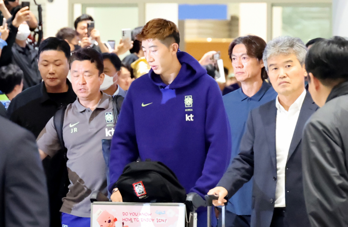 북중미월드컵 조별예선 탈락한 축구대표팀 홍명보 전 감독이 이강인, 김민재등 선수들과 함께 30일 오전 인천공항 제2청사를 통해 귀국하고 있다.  26.06.30. /사진=강영조 cameratalks@