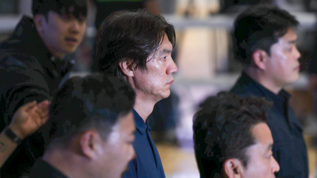 '2026 FIFA 북중미 월드컵' 32강 진출 실패 책임을 지고 사퇴 의사를 밝힌 홍명보 축구 국가대표팀 감독이 30일 새벽 인천국제공항 2터미널을 통해 입국하고 있다. /사진=뉴스1 