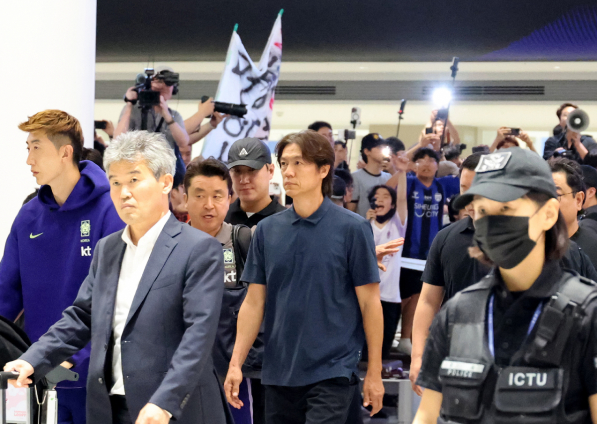 2026 FIFA 북중미월드컵 조별예선에서 탈락하며 불명예 퇴진한  축구대표팀 홍명보 전 감독이 조현우, 이강인, 김민재 등 선수들과 함께 30일 오전 인천공항 제2청사를 통해 귀국하고 있다.    홍감독은 미디어접촉없이 아무런 얘기도 남기지않고 청사를 빠져나가고 있다.  2026.06.30.   박항서 지원단장이 카트를 밀며 앞장서고 있다. 마지막으로 이강인이 청사를 나서고 있다. /사진=강영조 cameratalks@