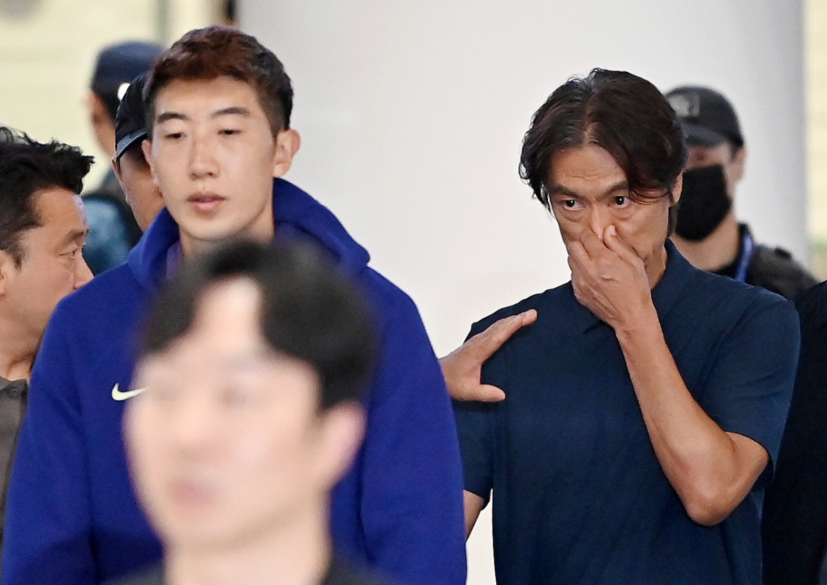 2026 FIFA 북중미월드컵 조별예선에서 탈락하며 불명예 퇴진한  축구대표팀 홍명보 전 감독이 조현우, 이강인, 김민재 등 선수들과 함께 30일 오전 인천공항 제2청사를 통해 귀국하고 있다.    홍감독은 미디어접촉없이 아무런 얘기도 남기지않고 청사를 빠져나가고 있다.  2026.06.30.   박항서 지원단장이 카트를 밀며 앞장서고 있다.                                                                                  마지막으로 이강인이 청사를 나서고 있다. /사진=강영조 cameratalks@