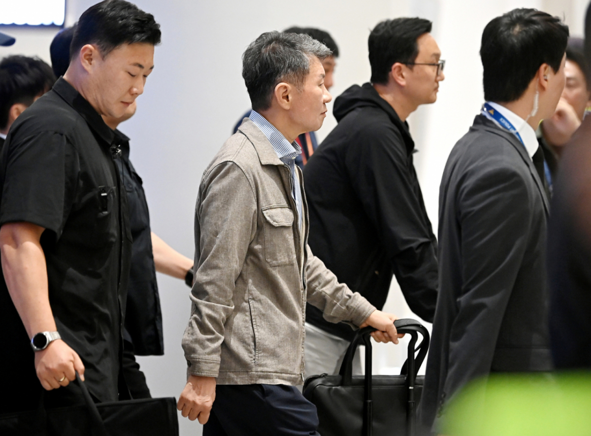 북중미월드컵 조별예선 탈락한 축구대표팀 홍명보 전 감독이  전격 사퇴한 후 선수단과 함께 귀국한 가운데 정몽규 KFA회장도  30일 오전 인천공항 제2청사를 빠져나가고 있다.  2026.06.30.  북중미월드컵 조별예선 탈락한 축구대표팀 홍명보 전 감독이  전격 사퇴한 후 선수단과 함께 귀국한 가운데 정몽규 KFA회장도  30일 오전 인천공항 제2청사를 빠져나가고 있다.  2026.06.30. /사진=강영조 cameratalks@