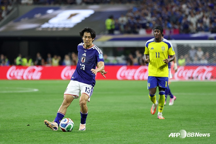 일본 축구대표팀 공격수 나카무라 케이토(왼쪽). /AFPBBNews=뉴스1