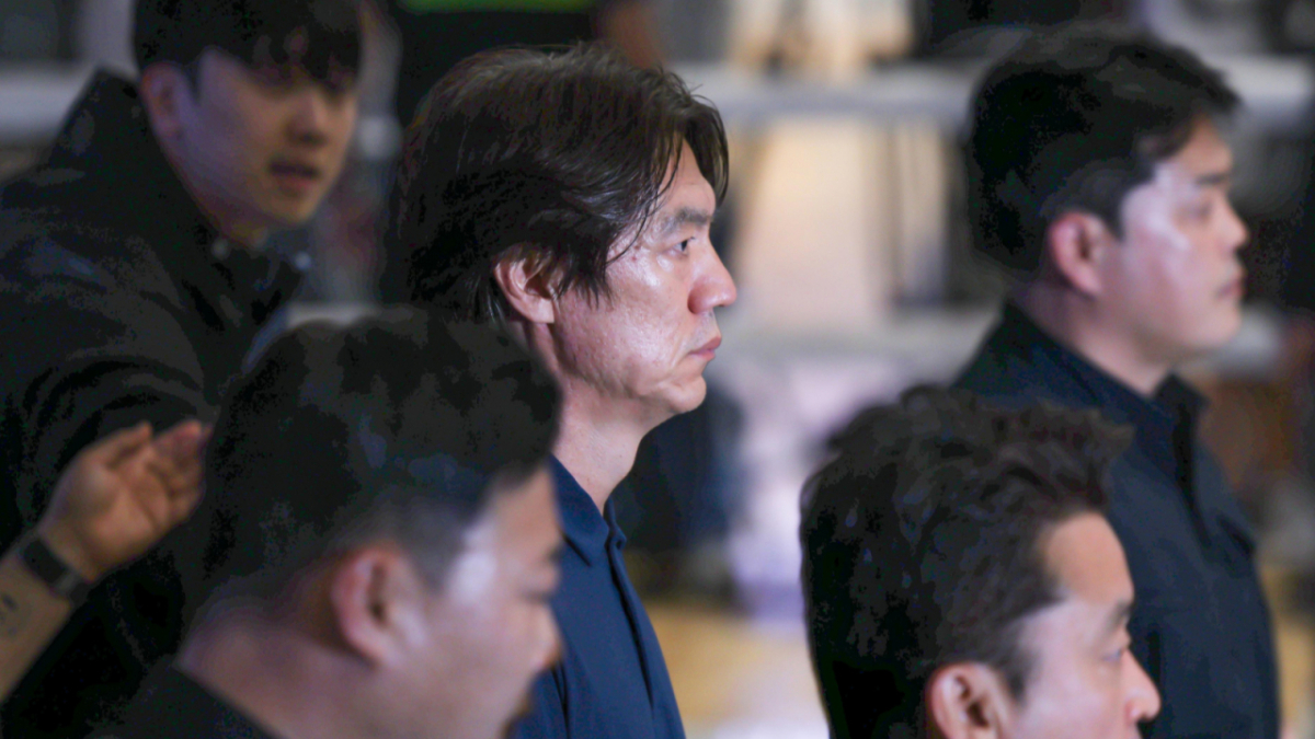 2026 FIFA 북중미 월드컵 32강 진출 실패의 책임을 지고 사퇴 의사를 밝힌 홍명보 축구 국가대표팀 감독이 30일 새벽 인천국제공항 2터미널에 도착해 축구 팬들의 아유를 받으며 이동하고 있다. /사진=뉴시스