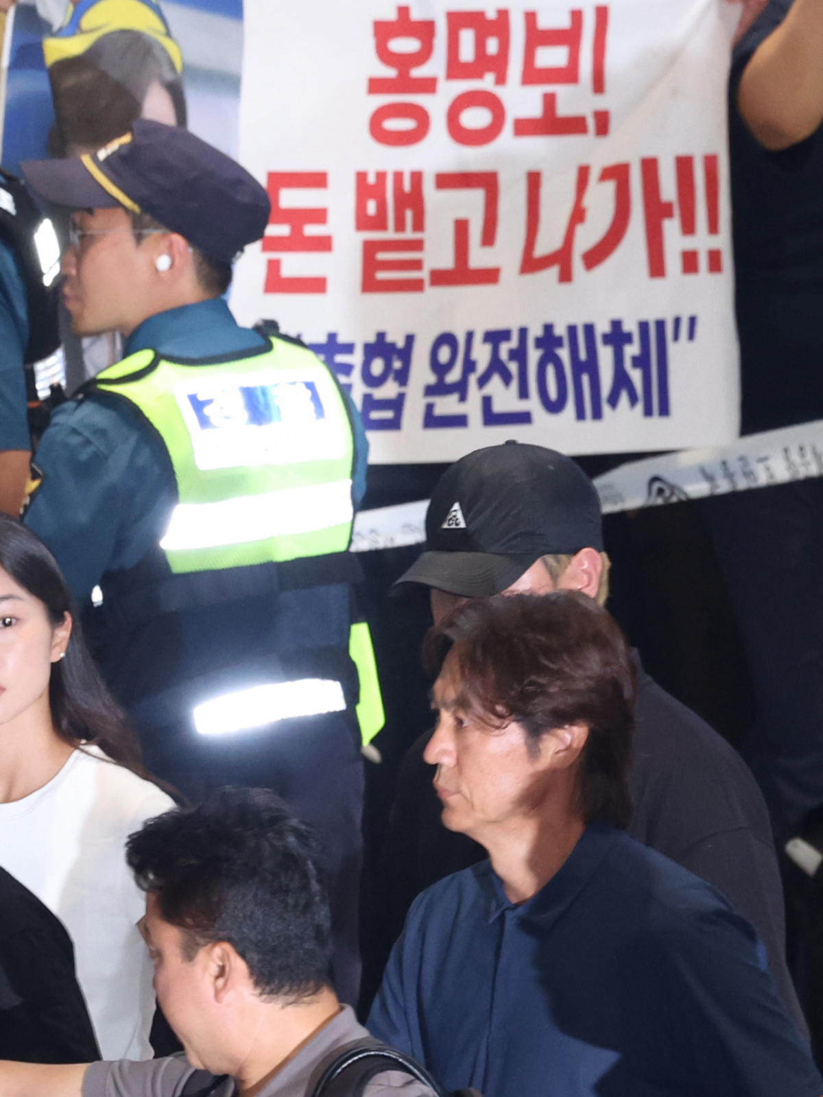 2026 FIFA 북중미 월드컵 32강 진출 실패의 책임을 지고 사퇴 의사를 밝힌 홍명보 축구 국가대표팀 감독이 30일 새벽 인천국제공항 2터미널에 도착해 축구 팬들의 야유를 받으며 이동하고 있다. /사진=뉴스1 