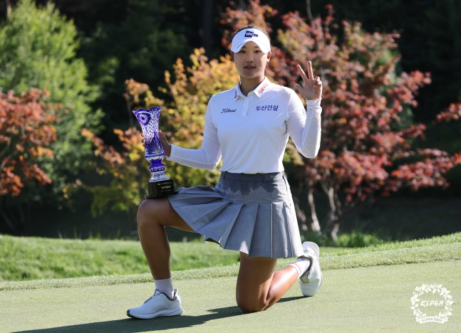 김민솔이 28일 한국여자프로골프(KLPGA) 투어 맥콜·모나 용평 오픈에서 우승을 차지하고 트로피를 들고 포즈를 취하고 있다. /사진=KLPGA 투어 제공