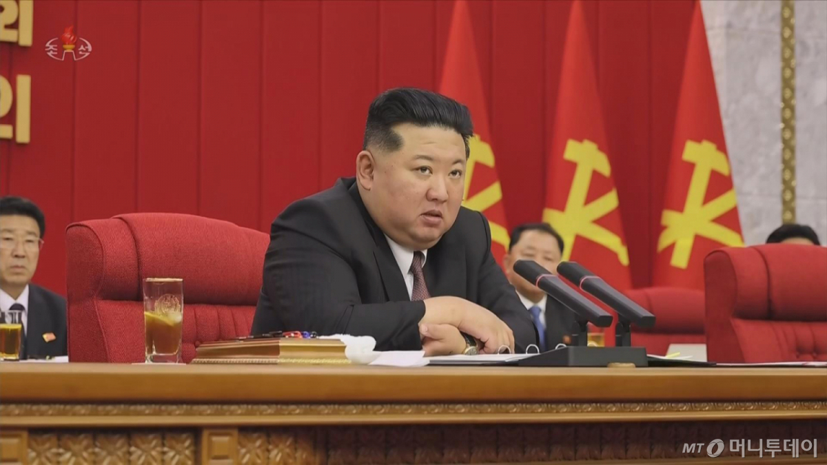 [서울=뉴시스] 북한 조선중앙TV는 조선노동당 중앙위원회 9기 2차 전원회의가 20~22일 진행됐다고 23일 보도했다. 이 자리에서 김정은 국무위원장이 한국의 핵추진잠수함 도입 추진을 비난하고 핵무력 강화 원칙을 재확인했다. (사진=조선중앙TV 캡처) 2026.06.23. photo@newsis.com *재판매 및 DB 금지